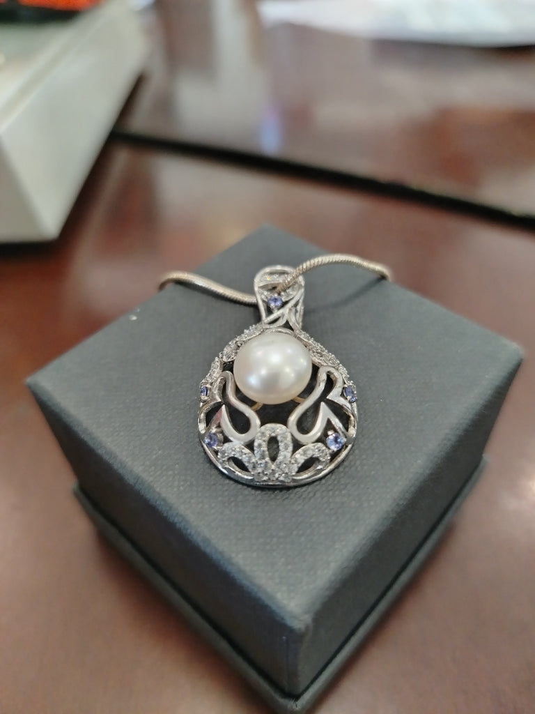 Tanzanite and pearl Pendant