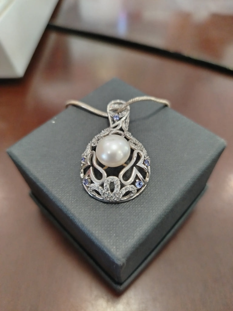 Tanzanite and pearl Pendant