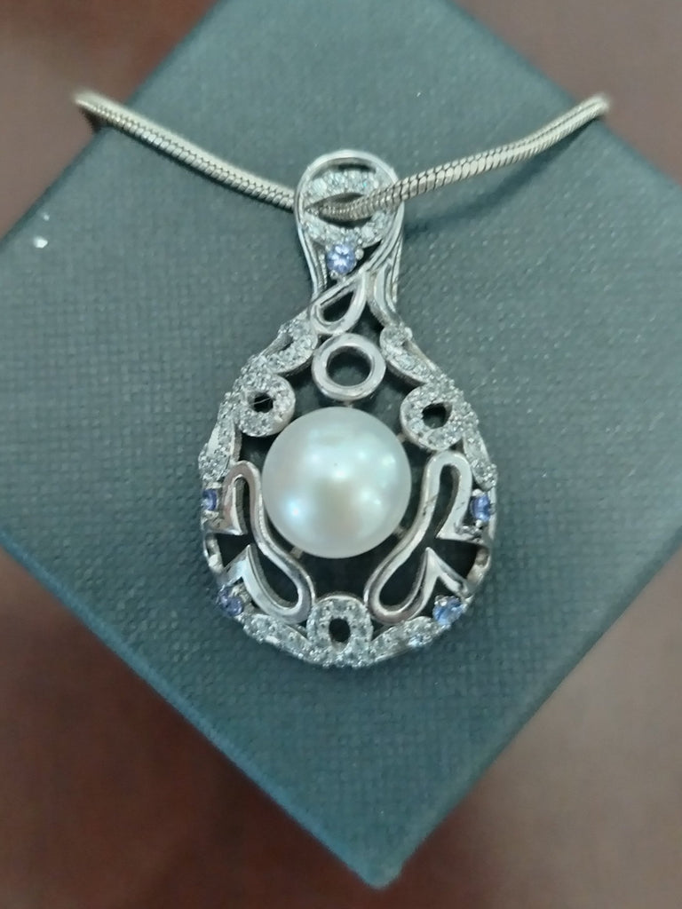 Tanzanite and pearl Pendant