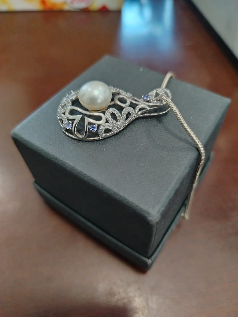 Tanzanite and pearl Pendant