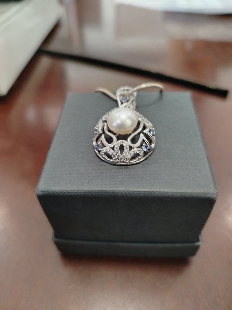 Tanzanite and pearl Pendant