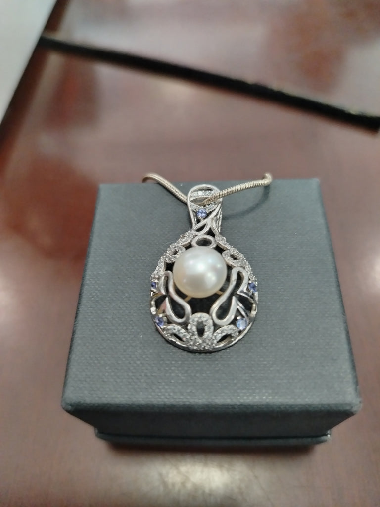 Tanzanite and pearl Pendant